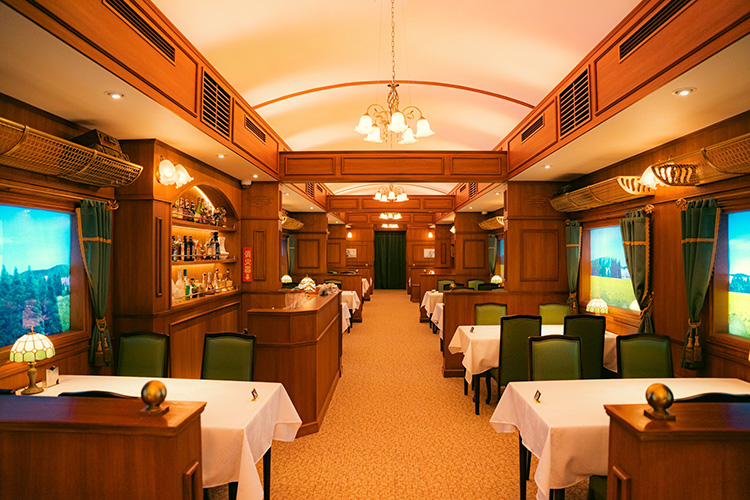 写真:食堂車レストラン 黄昏号